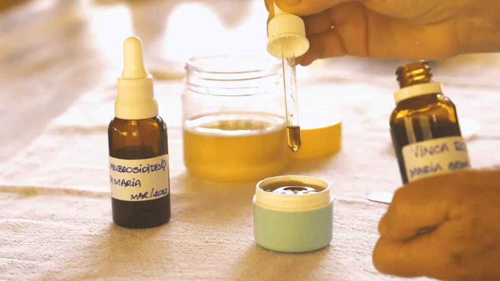Preparo medicinal com frascos, conta-gotas e pomada